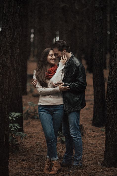 Couple Poses In Forest, Couple Forest Photoshoot, Prewedding Pose, Wedding Couple Shoot, Forest Photoshoot, Outdoor Photo Shoot, Pre Wedding Ideas, Eco Park, Pre Wedding Photoshoot Outfit