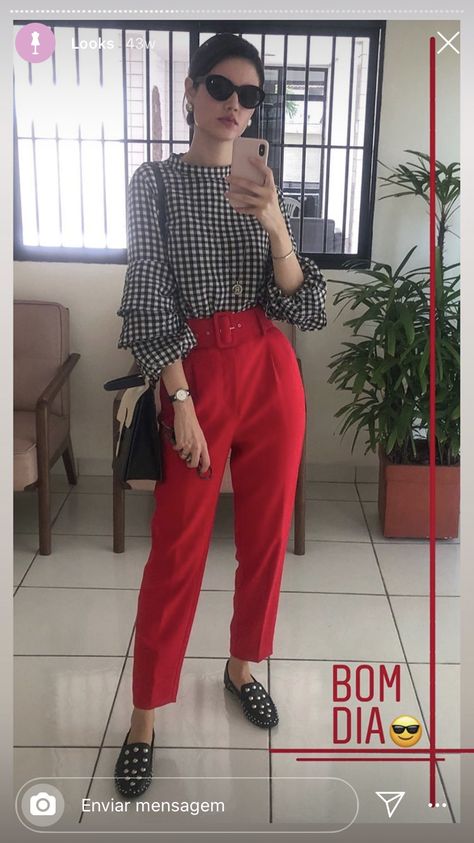 Mom Pants Outfit, Paper Bag Trousers Outfit, Outfit Escuela, Mom Pants, Red Trousers, Trouser Outfits, Smart Outfit, Red Paper, Colored Pants