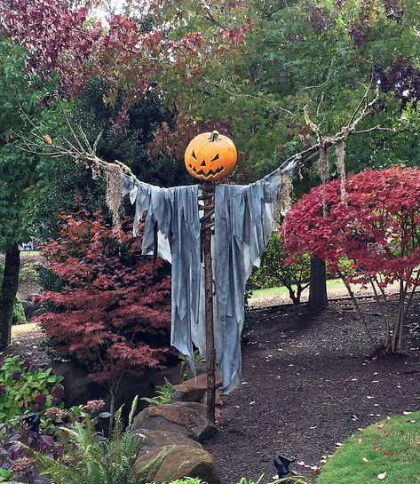 Crow Ideas, Scary Halloween Decorations Outdoor, Scary Halloween Decorations Diy, Halloween Diy Outdoor, Halloween Decor Diy, Halloween Outside, Halloween Props Diy, Halloween Scarecrow, Creepy Halloween Decorations