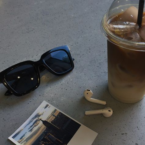 #coffee #cafe #earphones #aesthetic #style #sunglasses #photography #flatlay #instagram Sunglass Flatlay, Onlineshop Idea, Earphones Photography, Sunglasses Product Photography, Earphones Aesthetic, Flatlay Aesthetic, Sunglasses Photography, Story Maker, Flatlay Photography