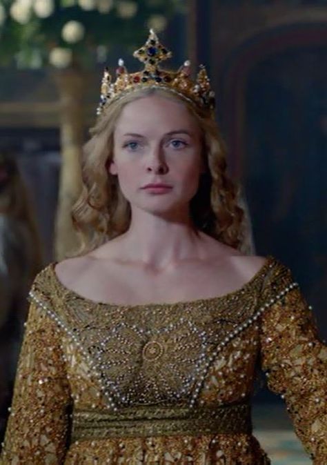 white queen, golden coronation gown, elizabeth woodville The White Queen Starz, Coronation Gown, Elizabeth Woodville, The White Queen, The White Princess, Rebecca Ferguson, Felicity Jones, Medieval Costume, White Princess