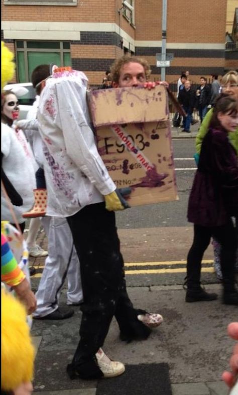 Probably the best zombie costume I've ever seen! (hat tip @Lsly Chng) Most Creative Halloween Costumes, Best Halloween Costumes Ever, Party Colors, Best Zombie, Zombie Walk, Costume Works, Halloween Zombie, Zombie Costume, Halloween Costumes Makeup