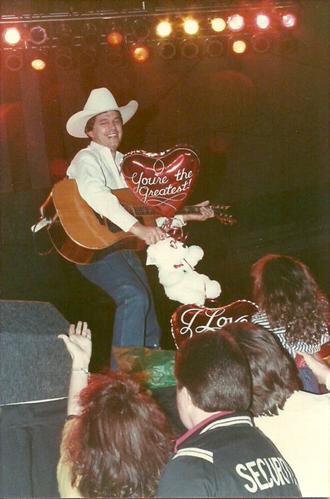 George Strait Wallpaper, Country Music Playlist, King George Strait, Cowboy Photography, Western Photography, Outlaw Country, Weak In The Knees, Western Aesthetic, George Strait