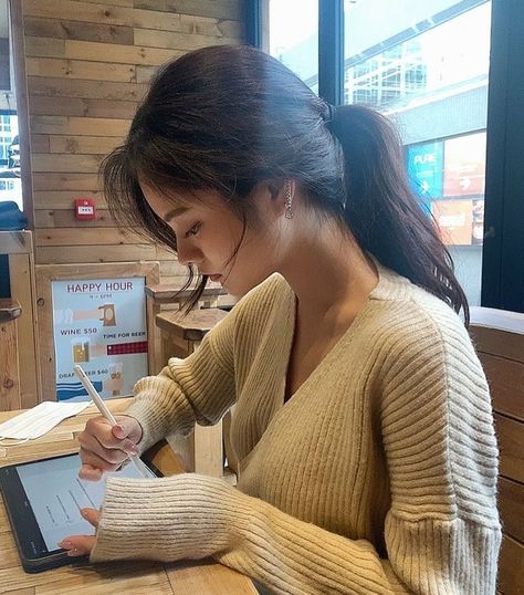 Alice Sun, Sun Aesthetic, Outfit Simple, Latest Hair Trends, 사진 촬영 포즈, Latest Hair, Academic Motivation, Study Motivation Inspiration, Korean Aesthetic