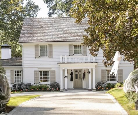 Colonial Exterior Makeover, Garrison Colonial Exterior, Traditional Exterior Homes, Colonial House Exteriors, House Shutters, French Exterior, Railings Outdoor, Colonial Exterior, Casa Country