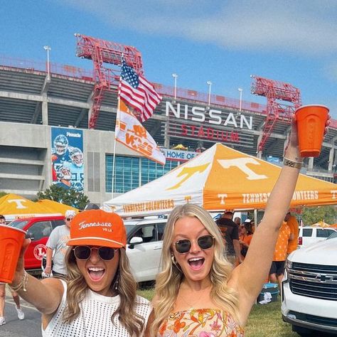 madison smith on Instagram: "would never miss a gameday in nash🧡🧡🧡" Uw Madison Game Day Outfits, University Of Wisconsin Madison Game Day Outfits, Gameday Pictures, A&m Gameday Outfit, Madison Smith, University Of Wisconsin Madison Game Day, Aura, Rap, Instagram