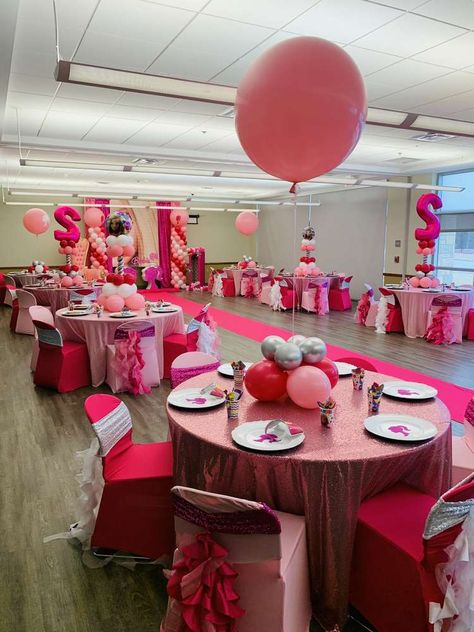 Barbie Sneaker Ball, Barbie Themed Birthday Party Centerpieces, Barbie Center Piece Ideas, Barbie Party Table Centerpieces, Barbie Party Decorations Adult, Barbie Centerpieces Ideas Diy, Barbie Themed Birthday Party Decor Table Settings, Barbie Birthday Centerpieces, Sweet 16 Barbie Theme