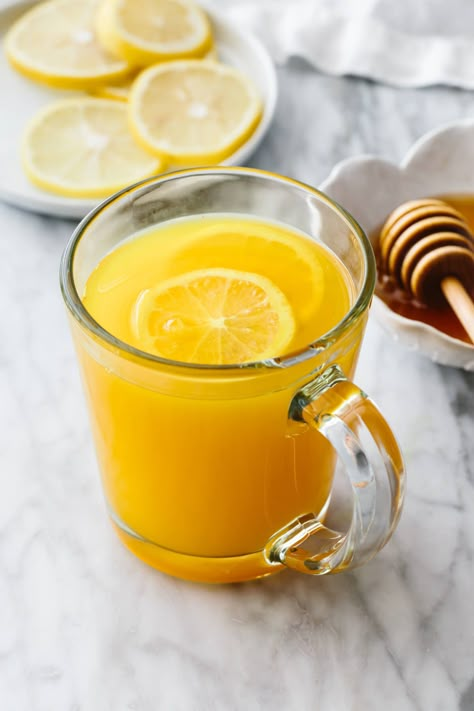 Turmeric tea is a blend of ground turmeric, lemon juice, and honey that's anti-inflammatory and immune-boosting. Antioxidant Drinks, Spleen Health, Inflammation Tea, Inflammation Juice, Inflammatory Drinks, Turmeric Tea Recipe, Turmeric Drink, Turmeric Smoothie, Turmeric Health Benefits