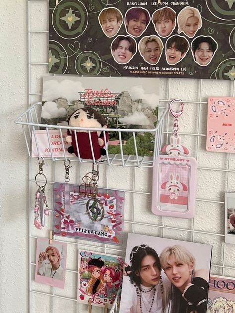 kpop room aesthetic desk pink green stray kids skz hwang hyunjin lee felix yongbok sanrio glossier txt polaroid osamu miya haikyuu jentle garden jennie kim blackpink bp K Pop Room Inspiration, Kpop Aesthetic Room Decor, Aesthetic Kpop Bedroom Ideas, Room Decor Kpop Aesthetic, Bedroom Ideas Kpop Aesthetic, Wall Grid Kpop, Kpop Theme Room, Kpop Board Ideas, Hyunjin Room Decor