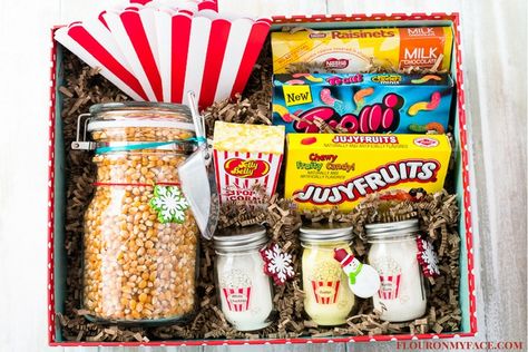 Movie Night Gift Box ideas for Gifts in a Jar that are family friends and an easy Secret Santa Gift anyone cane easily make. Movie Night Hamper, Movie Night Box Ideas, Movie Box Ideas, Themed Gift Box Ideas, Movie Night Kit, Family Movie Night Gift, Date Night Basket, Movie Night Box, Movie Basket Gift