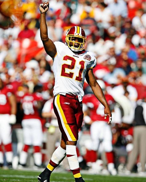 On 11/27/2007 Sean Taylor was shot and later died after being shot by a home intruder. Sean Taylor Wallpaper, Football Swag, Sean Taylor, Taylor Wallpaper, Brian Scott, Football Pics, Nfl Photos, Football Cake, Eagles Nfl