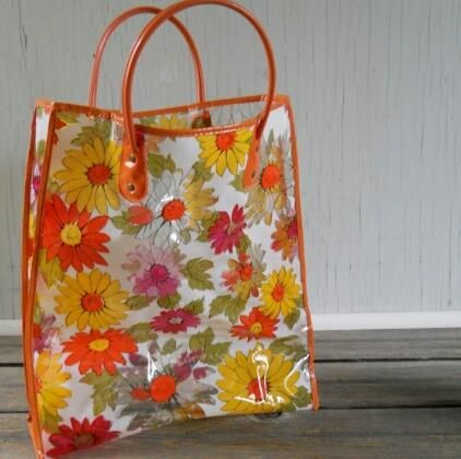 We had a few of these plastic bags.  We used them to put our swim suits and towels in them when we went on vacations. Childhood Memories 70s, Vintage Memory, Childhood Toys, Sweet Memories, Great Memories, Old Toys, Mode Vintage, Vintage Love, School Bag