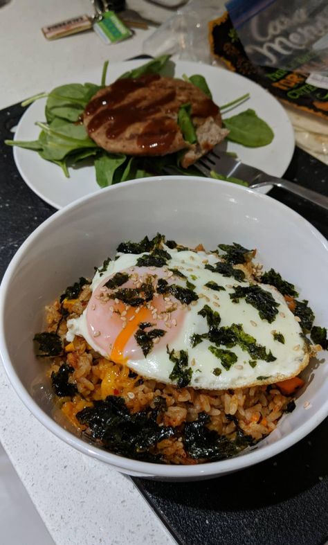 [Homemade] Bibimbap (fried rice with kimchi tuna veggies and an egg) sprinkled with seasoned roasted seaweed and sesame seeds. Meals With Seaweed, Seaweed Food Ideas, Rice And Seaweed Recipes, Roasted Seaweed Recipes, Tuna Bibimbap, Bibimbap Aesthetic, Homemade Bibimbap, Egg With Rice, Rice With Seaweed