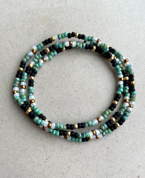 Stretch Beaded Bracelets Diy, Tiny Bead Bracelet, Turquoise Bead Bracelet, Clay Bracelet, Diy Bracelet Designs, Diy Bracelets Patterns, Beads Bracelet Design, Summer Bracelets, Beaded Bracelets Diy