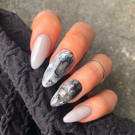 Black And White Marble Gel Nails, Nails Idea For Black Dress, Marble Nails Grey, Gray Nails Marble, Grey And Black Marble Nails, Grey And White Marble Nails, Black And White Marble Nail Designs, Black And Gray Marble Nails, Marble Nails Tips