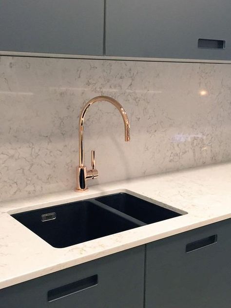 Sink Ideas Kitchen, Kitchen Interior Decor, Kitchen Glam, Kitchen Sink Ideas, Rose Gold Kitchen, Sink Ideas, Modern Kitchen Interiors, Gold Kitchen, Kitchen Decor Modern