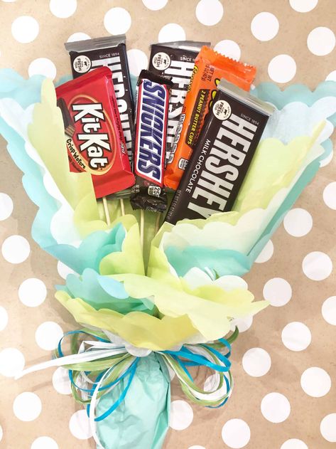 Candy Bar Bouquet Diy How To Make, Candy Bar Bouquet Diy, Graduation Candy Bouquet, Candy Boquets, Candy Bar Gifts, Candy Bar Bouquet, Staff Ideas, Diy Candy Bar, Gift Card Bouquet