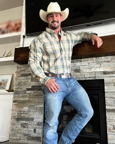 Mens Cowboy Style, Muscular Men Fashion, Cowboy Suit, Men In Suits, Cowboys Men, Handsome Older Men, Estilo Country, Beefy Men