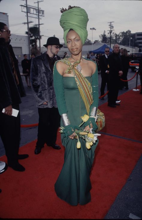 Erika Badu 90s, Young Erykah Badu, Erykah Badu Style 90s, Erykah Badu Photoshoot, Erica Badu Aesthetic, 90'outfits Ideas, Erika Badu Style, Erykah Badu Style Outfits, Erykah Badu Outfits