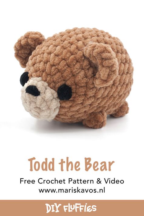 Crochet a cute teddy bear with this easy cute beginner amigurumi pattern. Including full video tutorial on how to crochet this plush animal toy. How To Crochet A Bear, Crochet Bear Pattern Free, Free Crochet Toy Patterns, Toys Quotes, Bear Pattern Crochet, Diy Crochet Hook, Beginner Amigurumi, Crochet Bear Pattern, Teddy Bear Amigurumi