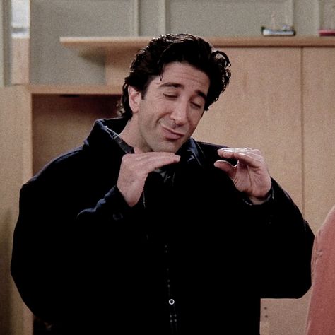 Friends Tv Show Photos, David Schwimmer 90s, Ross Geller Aesthetic, Ross Aesthetic, 90s Core, Ross Friends, Friends Icon, Chandler Friends, Friends Boys