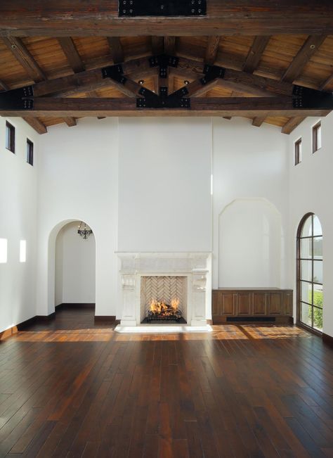 wood floors | wood ceilings .... When can I move in. Mediterranean Family Room, Real Estat, Casas Coloniales, Mediterranean Decor, Room Remodel, Empty Room, Spanish House, Arched Windows, Wood Ceilings