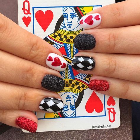 Queen of heart nails. Red and black glitter, checkered nails and hand drawn hearts. Queen Of Hearts Nail Ideas, Queen Of Heart Nails Designs, Red Queen Nails, Queen Nails Designs, Queen Of Hearts Nail Art, Card Nails Design, Queen Of Hearts Nails Designs, Disney Villain Nails, Queen Of Hearts Nails