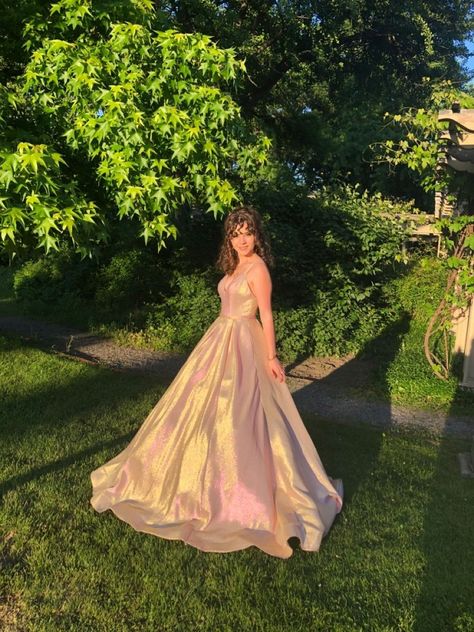 Ball Gown Pose Ideas, Ball Gown Poses Photography, Cottagecore Dresses Formal, Poses With Formal Dress, Gown Dress Photoshoot Poses, Poses For Gown Dress, Princess Dress Poses, Gown Dress Photoshoot Ideas, Flowy Formal Dresses