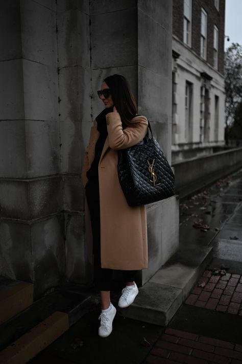 Ysl Icare Maxi Tote Outfit, Ysl Bag Street Style, Ysl Big Bags, Autumn Winter 2023 Bags, Ysl Maxi Shopping Bag, Yves Saint Laurent Bag Outfit, Ysl Shopping Tote, Tote Bag Style Outfit, The Tote Bag Outfit