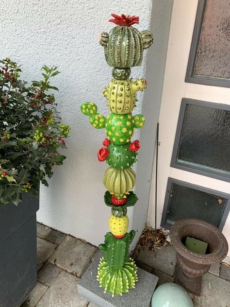 Totem Pole Art, Cactus Ceramic, Garden Totem, Design Kitchen Ideas, Garden Totems, Pole Art, Kitchen Ideas Modern, Pottery Handbuilding, Glass Garden Art