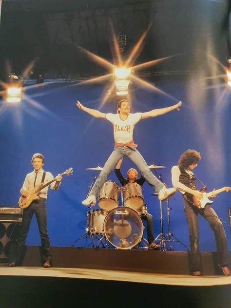 Queen Poster, Arte Punk, Queen Aesthetic, 80s Bands, Queen Photos, Queen Freddie Mercury, Queen Pictures, Queen Band, Killer Queen