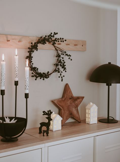 Weihnachtslichter leuchten bei der lieben Pau auf dem Sideboard und sorgen für eine stimmungsvolle Atmosphäre. 📸 IG: @bohoandordic . . . #dekoidee #dekoration #wohnaccessoires #dekowohnung #einrichtung #einrichtungsideen #dekotrends #deko #wohnzimmer #esszimmer #livinginspo #interiortrend #inspiration #depot #cozyhome #skandinavisch #fensterdeko #fensterbankdeko Christmas Bookshelf, Xmas Gift Wrap, Quotes That Inspire, Quotes Inspiring, Deco Originale, 22 December, Christmas Interiors, Christmas Decorations Bedroom, Noel Christmas