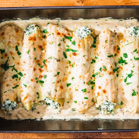 Alfredo Manicotti, Chicken And Spinach Manicotti, Chicken Manicotti, Spinach Manicotti, Manicotti Recipe, White Sauce Pasta, Chicken And Spinach, Cooking Chicken To Shred, Trending Recipes