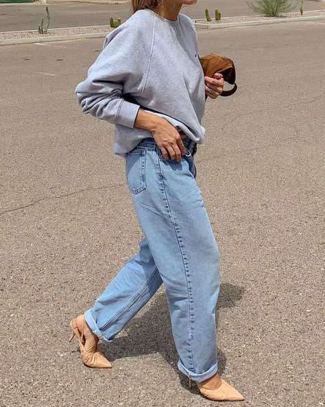 Who What Wear on Instagram: “Grandpa jeans—they're somewhere between "mom" jeans and a baggy fit, and we're fully obsessed. Tap our link to get in on the potent denim…” Baggy Jeans Outfit Aesthetic, Track Pants Outfit, Baggy Jeans Outfit, Mom Jeans Outfit, Oversized Jeans, Fall Jeans, Moda Jeans, Denim Trends, Jeans Outfit