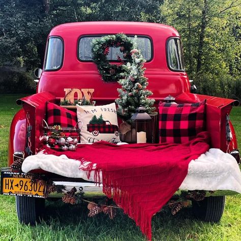 Christmas Parade Ideas For Trucks, Christmas Tree Truck Decor, Cattle Trailer Christmas Photos, Christmas Red Truck Photoshoot, Holiday Truck Photoshoot, Back Of Truck Christmas Photos, Christmas Truck Pictures, Truck Bed Christmas Photoshoot, Old Truck Christmas Photos