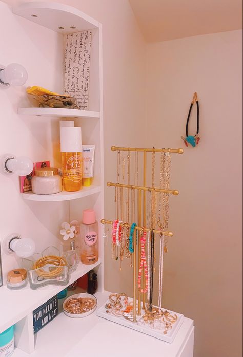 Preppy Room Accessories, Preppy Bedroom Dresser, Beachy College Dorm Room Ideas, Dorm Room Mirror Ideas, Preppy Room Decor Vanity, Vanity Ideas Bedroom Preppy, Preppy Shelf Ideas, Dorm Room Vanity Ideas, College Dorm Bathroom Ideas Decor