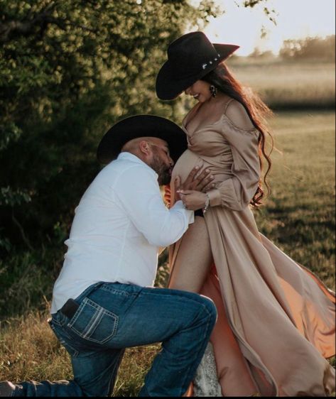 Pregnant Cowgirl Outfits Maternity, Maternity Photos With Cowboy Hat, Western Couple Maternity Photoshoot, Cowboy Theme Maternity Pictures, Maternity Photo Shoot Western, Boho Western Maternity Outfits, Maternity Cowboy Boots Outfit, Maternity Dress With Cowboy Boots, Vaquero Maternity Shoot