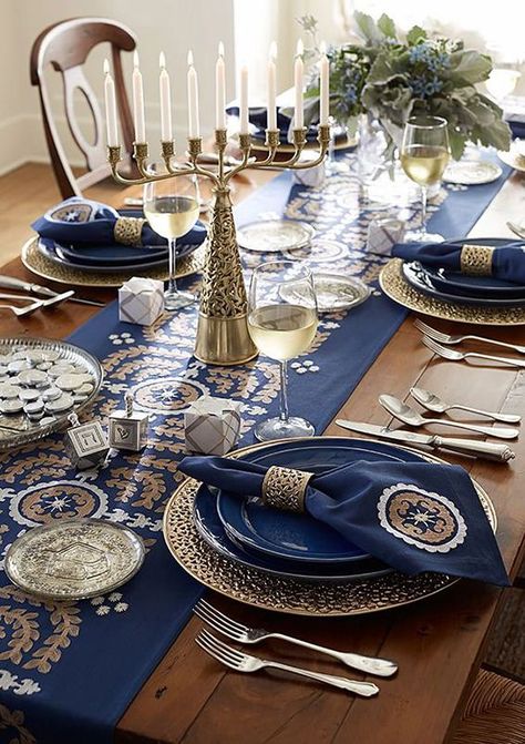 Hanukkah Table Setting, Hannukah Party, Hanukkah Diy, Chanukah Party, Chanukah Decor, How To Celebrate Hanukkah, Hanukkah Decorations, Tables Set, Holiday Table Settings