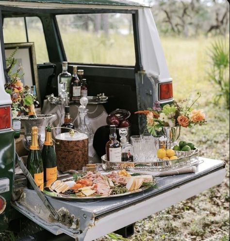 Football Tailgate Aesthetic, Tailgate Wedding Reception, Fancy Tailgate, Tailgate Aesthetic, Alabama Tailgate, Southern Tailgate, Italian Charcuterie, Legal Wedding, Kentucky Derby Party Food