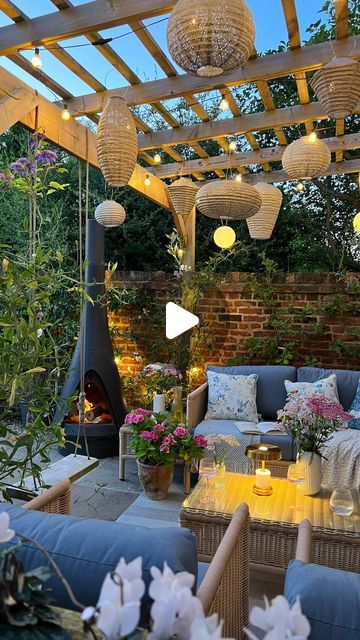 Pretty Patios, Vintage Flower Pots, Backyard Landscaping Plans, Patio Swing, Nature Instagram, Landscape Design Plans, Diy Backyard Landscaping, Small Backyard Design, Small Backyard Landscaping