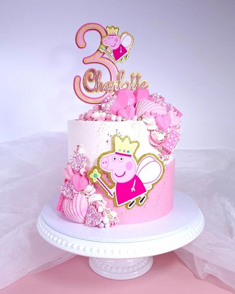 Peppa Pig 2nd Birthday Cake, Peppa Pig Birthday Cake Ideas, Cake Peppa Pig Birthday, Peppa Pig Cake Ideas 3rd Birthday, Pepa Pig Cake Girls, Peppa Pig Birthday Party Decorations Diy, Pepa Pig Cake Ideas, Pink Cake Decorating Ideas, Peppa Pig Birthday Party Cake