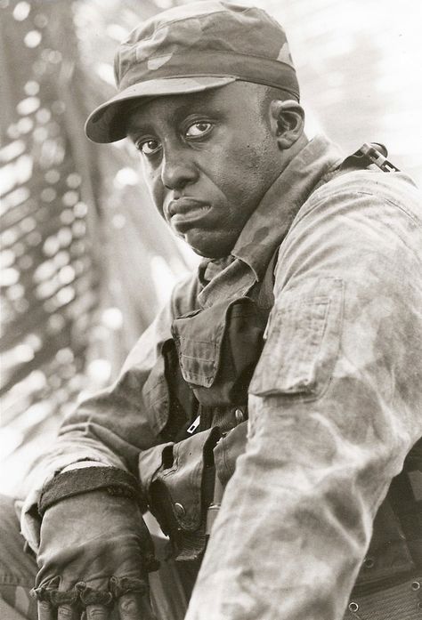 Bill Duke as 'Mac' in Predator (1987) Predator 1987, Bill Duke, Universal Soldier, Ferrari F80, Predator Movie, Movie Pic, Alien Vs Predator, Black Hollywood, Alien Vs