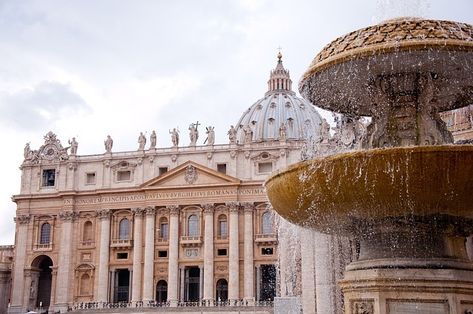 What to wear to visit the Vatican: how to get the Vatican Dress code right - Mama Loves Rome Visiting The Vatican, The Sistine Chapel, St Peters Basilica, Rome Tours, The Pope, Vatican Museums, Sistine Chapel, The Vatican, St Peter