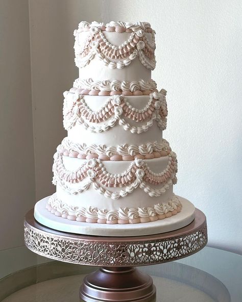 This is fun! I love bringing back a classic style with a twist!#lambeth #lambethcake #weddingcake #weddingcakes #weddingcakeideas… | Instagram Lambeth Wedding Cake, Piped Wedding Cake, Quince Food, Glamorous Wedding Cakes, Bridgerton Theme, Lambeth Cake, Wedding Cake Peach, Cake Classic, Elegant Birthday Cakes