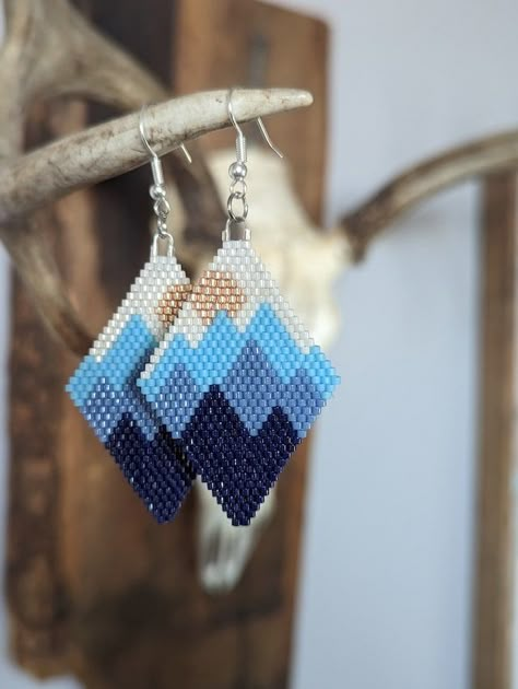 BuckingSorrelDesigns - Etsy Canada Seed Bead Jewelry Patterns, Beaded Jewelry Earrings, Seed Bead Crafts, Art Perle, Bead Weaving Tutorials, Beading Inspiration, Beadwork Necklace, Beaded Earrings Diy, Seed Beading