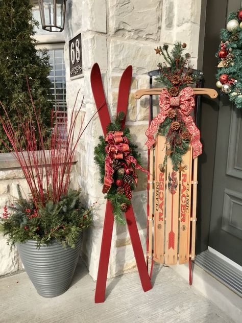 Skis Decorated For Christmas, Diy Snow Ski Decor, Ski Decorations Christmas, Ski Lodge Christmas Decor, Ski Christmas Decor, Ski Decorations, Christmas Sled Decoration, Sled Decor, Christmas Skating