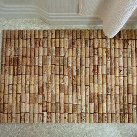 Cork Mat: Great way to use those extra wine corks sitting around the house. Diy Bathroom Mat, Diy Bath Mat, Cork Diy Projects, Wine Cork Projects, Recycled Wine Corks, Cork Projects, Cork Diy, Wine Cork Crafts, Bathroom Floor Mat