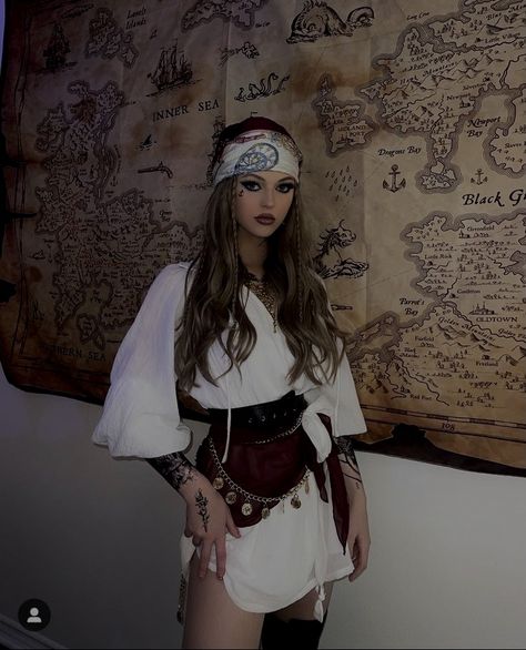 Halloween Costumes Women Scary, Pirate Girl Costume, Pirate Costume Diy, Halloween Rave, Pirate Halloween Costumes, Pirate Outfit, Hollywood Costume, Festival Outfits Rave, Halloween Photography