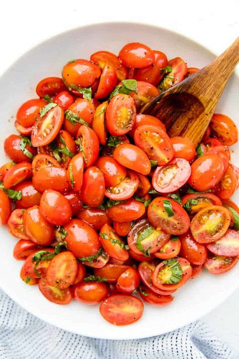 Healthy Balsamic Tomato Salad https://thestayathomechef.com/healthy-balsamic-tomato-salad/ Grape Tomato Salad, Tomato Salad Dressing, Balsamic Vinegar Dressing, Salad With Balsamic Dressing, Cherry Tomato Salad, Potluck Side Dishes, Tomato Salad Recipes, Resep Salad, Vinegar Dressing