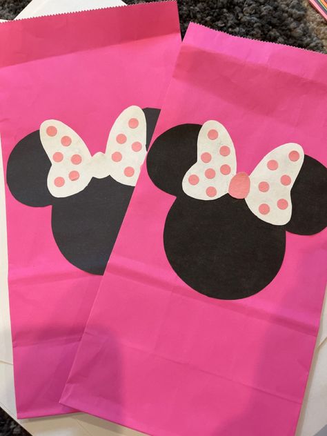 Minnie Mouse Diy, Diy Goodie Bags, Mouse Diy, Elmers Glue, Elmer's Glue, Hole Puncher, Construction Paper, Paper Bags, Goodie Bags